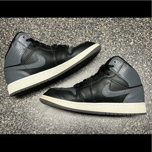 Nike Air Jordan Retro 1 Mid 554725-041 Black & Grey Size 6Y / 7.5W